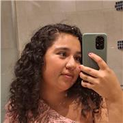 Estudiante universitaria que recién acabó el primer año de enfermería y que acabó un bachillerato de excelencia de ciencias.